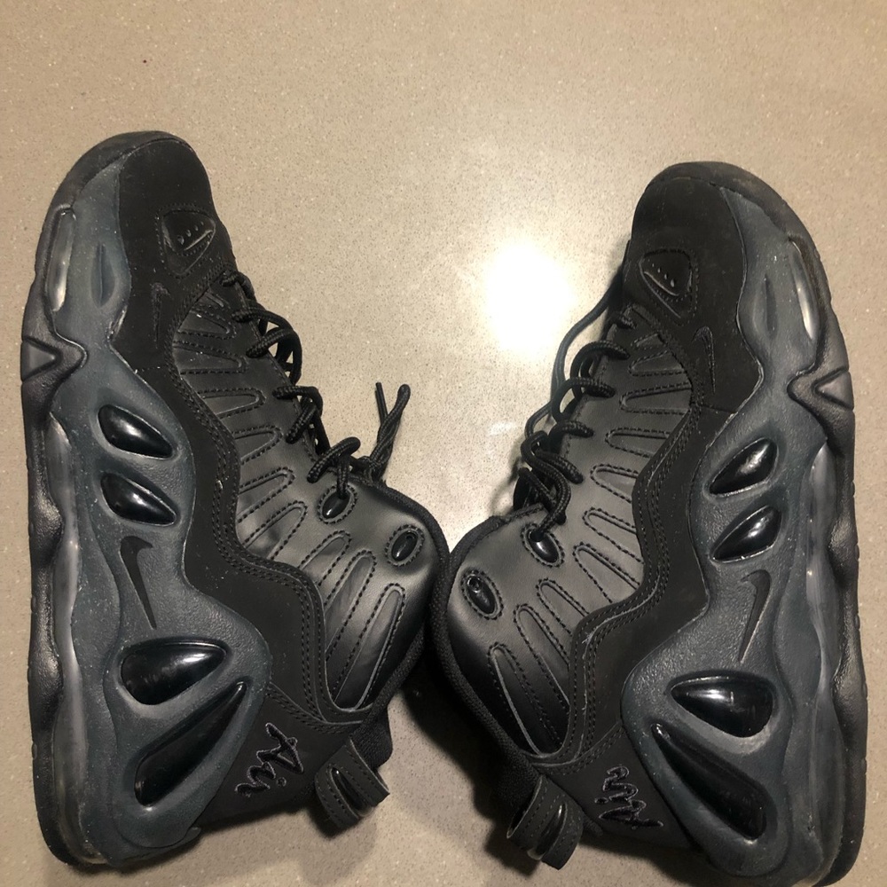 Air max uptempo triple black